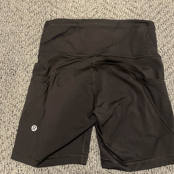 Lululemon 6in biker shorts with pockets - Picture 2 of 3